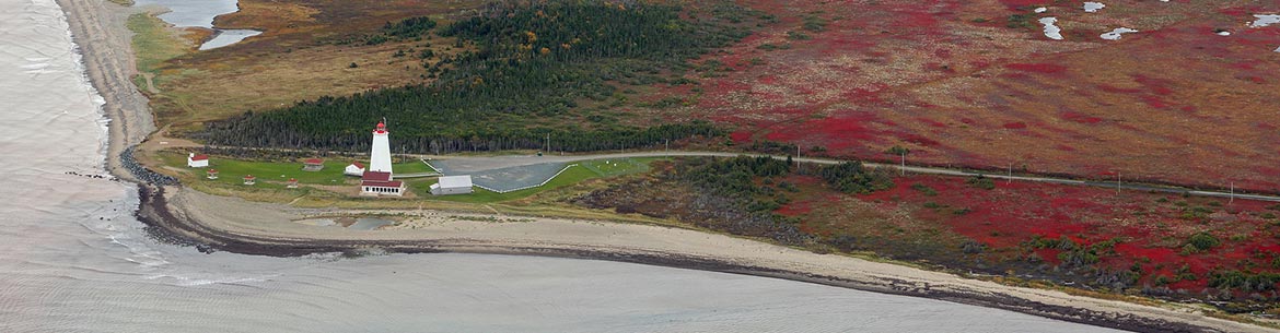 Phare de l'île Miscou, dans la Péninsule acadienne au Nouveau-Brunswick (Photo de Mike Dembeck)