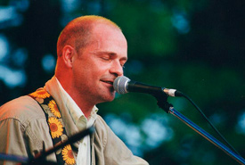 Gord Downie at the Hillside Festival 2001 in Guelph, ON (Photo by Ryan Merkey/Wikimedia Commons)