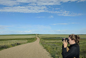 Sarah Ludlow effectuant un dénombrement ponctuel le long d’une route (Photo de Joseph Poissant)