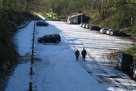 Voiture bien en vue au départ d'un sentier (Photo de Wikimedia Commons)