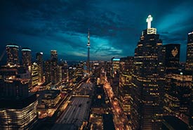 The view of downtown Toronto approaching nighttime (Photo by Roberto Nickson from Pexels)