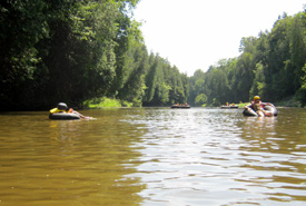 Tubing on the Grand River (Photo by Francine Pallister/Wikimedia Commons) 