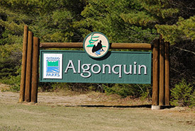 Algonquin Provincial Park entrance sign (Photo by Wladyslaw/Wikimedia Commons) 