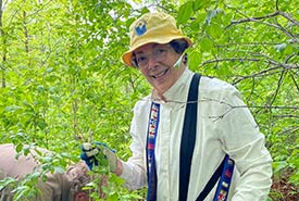 Cheryl Anderson at a garlic mustard pull volunteer event in Prince Edward County, ON (May 2022) (Photo by Amanda Tracey/NCC staff)