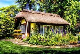 Cottage with flowers (Photo by Vincent Ciro via Pixabay)