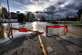 Riverfront Ave in Calgary, during the Alberta floods 2013 (Photo by Wikimedia Commons, Ryan L C Quan)