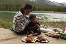 A simple burger dinner and a gorgeous view at Banff National Park (Photo by Quincin Chan/NCC)