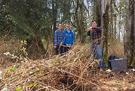 Successful day removing Himalayan blackberry with amazing volunteers. (Photo by Lynn Pinnell)
