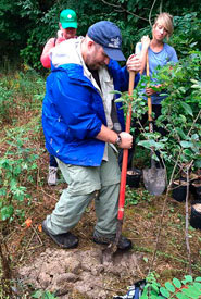 Todd finishes planting a tree (Photo by Mimi Chan) 