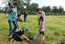Conservation Volunteers planting Garry oak saplings at CGOP (Photo by NCC)