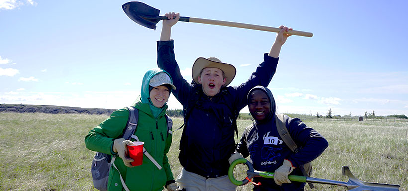 Nexen volunteers with shovels near Horseshoe Canyon Alberta (Photo by NCC)