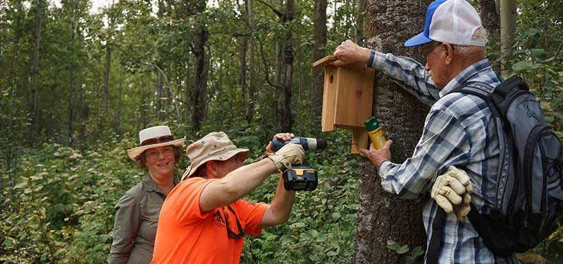 Volunteers installing a mountain bluebird bird box at a CV Event at Gambling Lake (Photo by NCC)