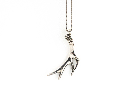 Hanging antler necklace (Photo courtesy Peaks & Prairies)