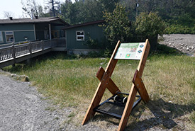 Brosse à bottes et panneau d'information Jouez, Nettoyez, Partez au parc national des Lacs-Waterton, Alb. (Photo de Parc national des Lacs-Waterton) 