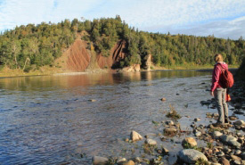 Megan Lafferty, biologiste de la conservation à CNC, visitant des terres le long de la rivière Crabbes, près de St–Fintan, dans l’ouest de T.-N.-L. (photo de CNC) 