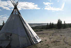 Michuap (teepee) along the bank of La Grande River in the Cree community of Chisasibi (Photo by Chantal Otter-Tetreault)