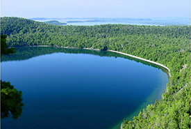 Vue aérienne de la baie Big Trout, lac Supérieur, ON (Photo de John Anderson)