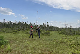Measuring peat thickness (Photo by Roxanne Comtois, field guide, UQAM)