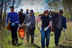 Activité bénévole, Démantèlement de clôtures, Red Deer, Alb. (Photo de Sasha Makheneva/CNC)