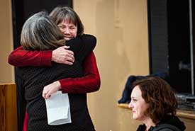 Nancy Newhouse, v.-p. régionale de CNC en C.-B., fait une accolade à Kathryn Teneese, présidente du Conseil de la Nation Ktunaxa; fête pour la vallée Jumbo, C.-B. (Photo de Pat Morrow)