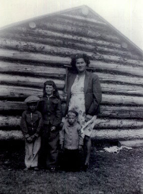 Anne Hicks with her children, Roger, Trudy and George (Buddy), 1949 (Photo courtesy Hicks family)