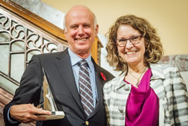 John Lounds, président et chef de la direction de CNC, et Meg Beckel, présidente et chef de la direction du Musée canadien de la nature (Photo reproduite avec la permission du Musée canadien de la nature)