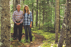 John Caraberis et Bonnie Bond (Photo de CNC)