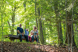 Selon Coleen Dale, le meilleur moyen d’éduquer les futur(e)s conservationnistes est de leur faire découvrir son endroit préféré : Backus Woods, Ont. (Photo de Neil Osbourne) 